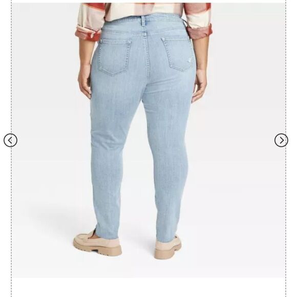 🆕👖Mid-Rise Distressed Skinny Jeans - Picture 2 of 5